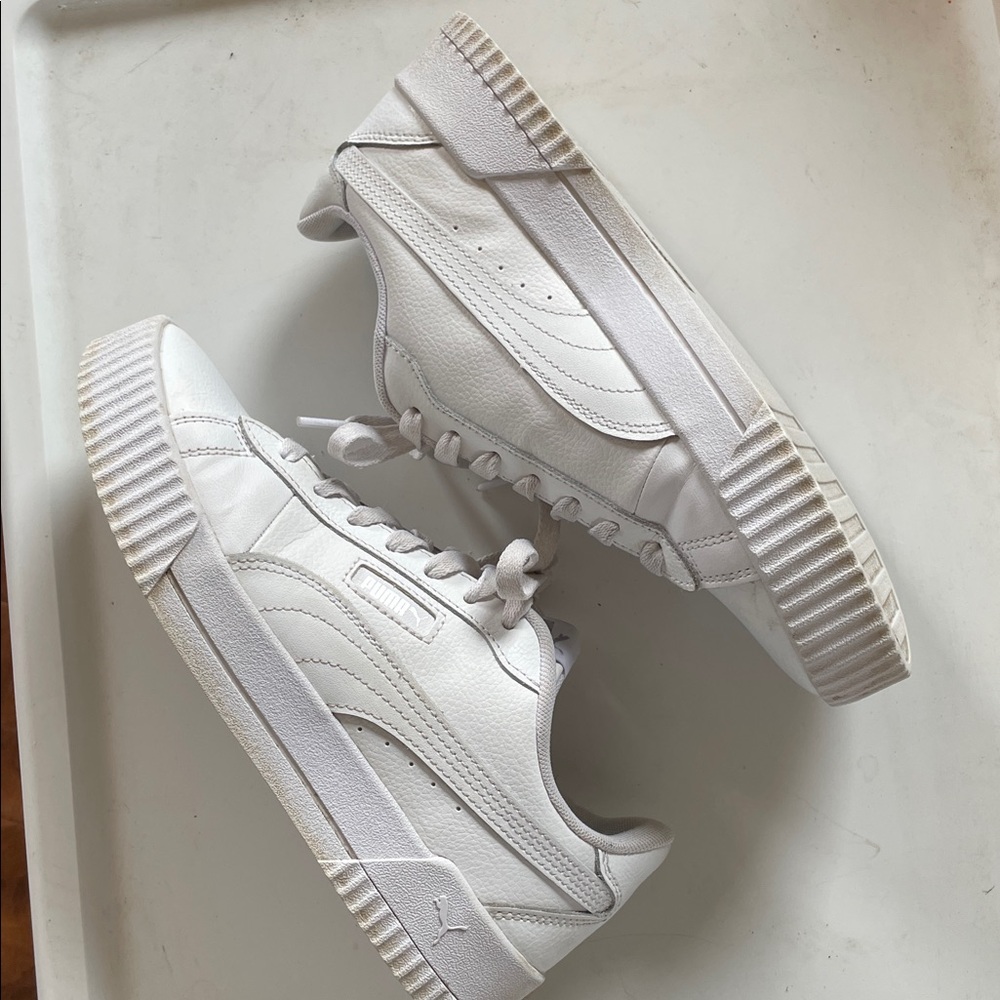 Puma Women’s White Leather Sneakers. Very Good Condition. Size 8.5.